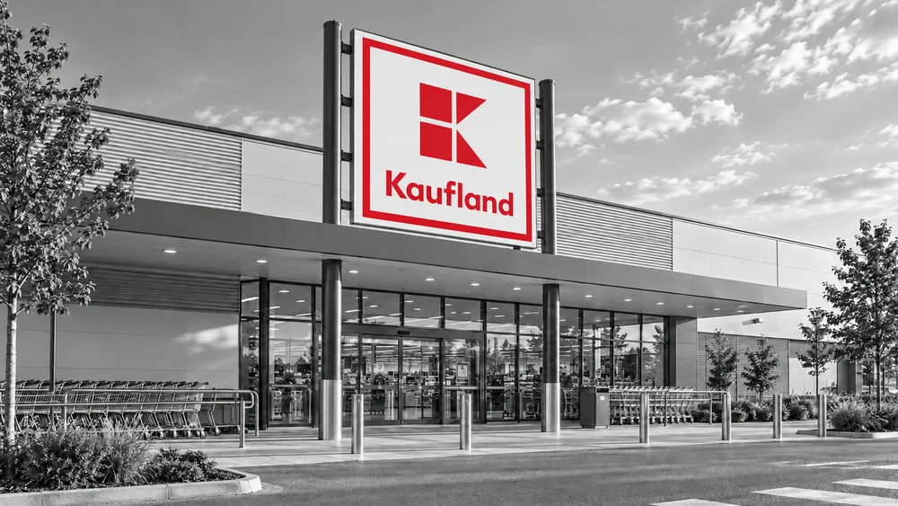 Ilustrační vizualizace prodejny Kaufland se vstupem a logem